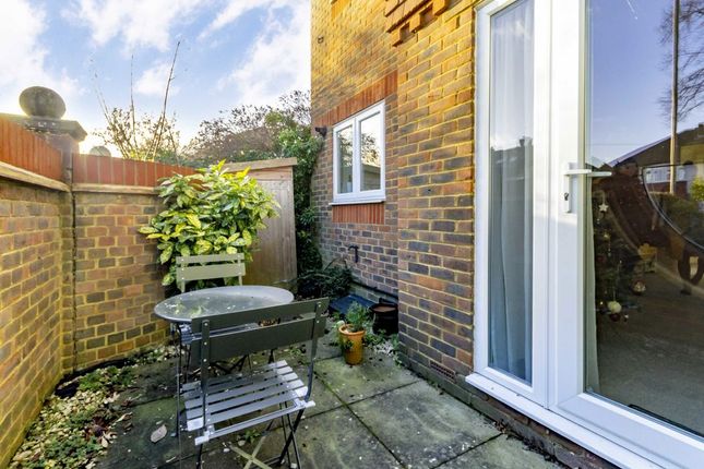 21, Yeend Close, West Molesey photo 5