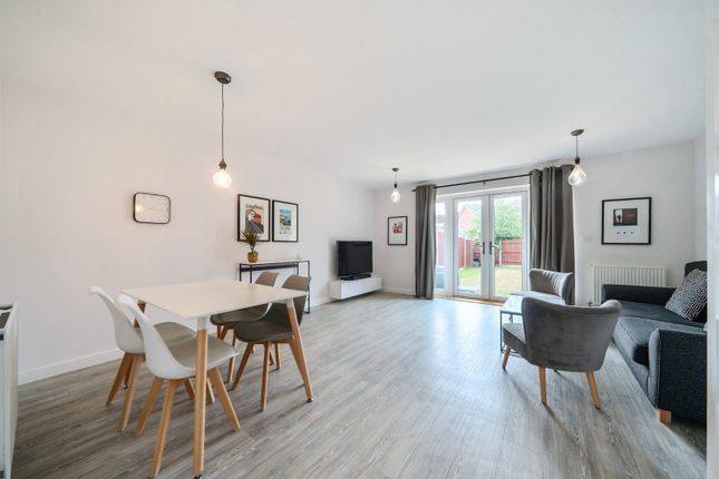 3, Hops Drive, Farnham photo 2