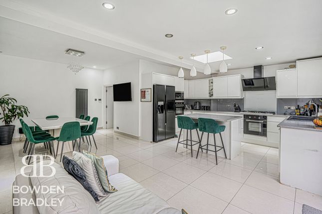 40 Studley Drive, Redbridge photo 2