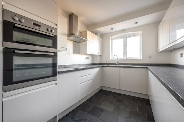 Boleyn Court, Flat 51, Epping New Road, Buckhurst Hill photo 3