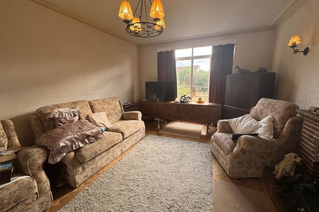 51, Well End Road, Borehamwood photo 4