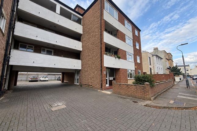 Flat B, CHELTENHAM photo 4