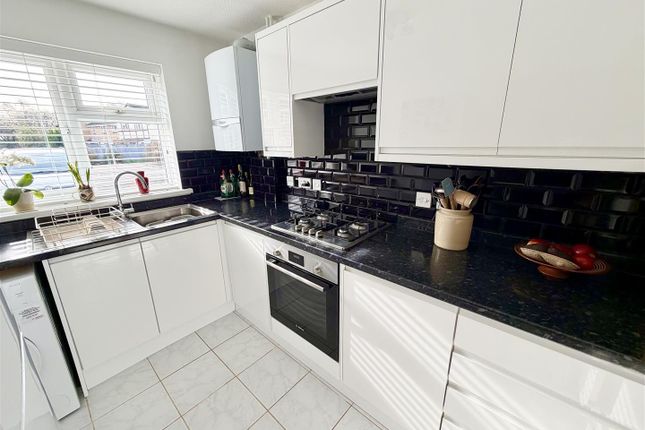 39, Wagtail Close, Swindon photo 3