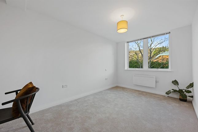 Flat to rent in Bellfield Road, High Wycombe