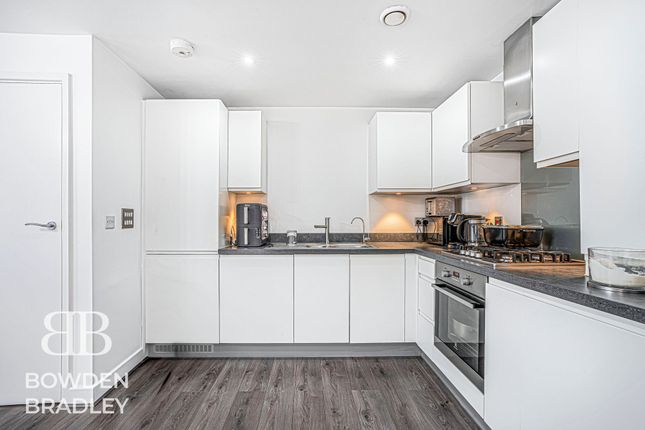 Flat 2 Runcie Court, New Mossford Way, Barkingside, Barkingside photo 4