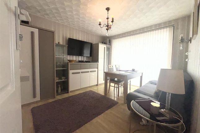 27, Carr Road, Northolt photo 5