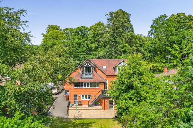 35, Addiscombe Road, Crowthorne photo 2