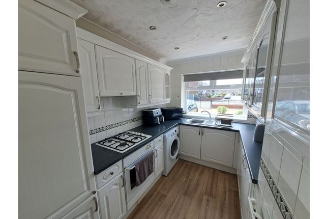 29, Thornes Moor Close, Wakefield photo 4