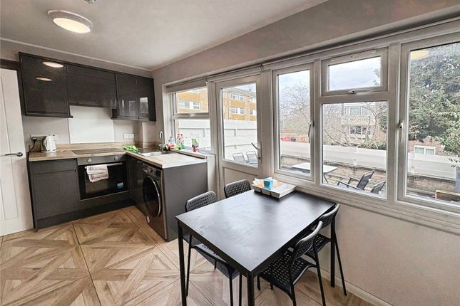 Room 4, 11, Fairview Avenue, Surrey photo 3