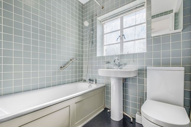Flat 16, Emerson Court,, Wimbledon Hill Road, London photo 4