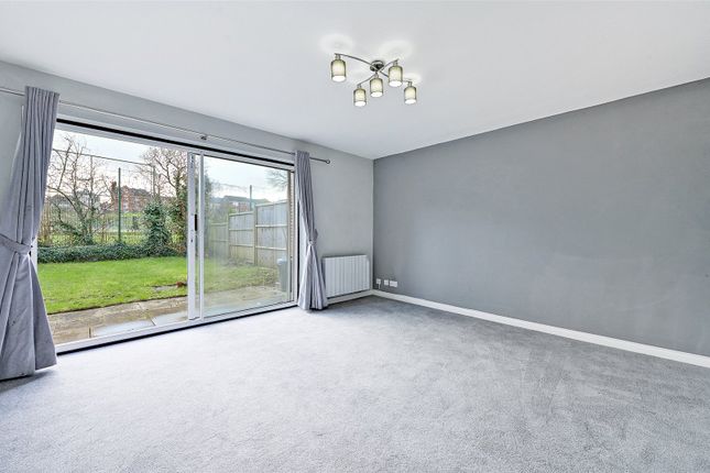 Selva Court, Reading photo 3