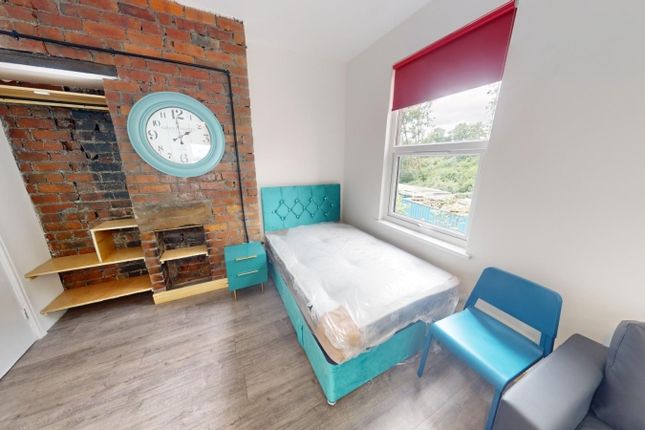 1-bed flat on Cardigan Road Hyde Park, Leeds, £825/mo