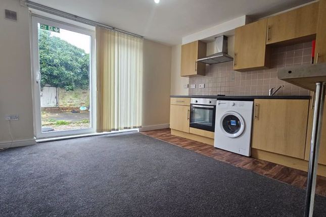 Thumbnail Flat to rent in Clifton Street, Roath, Cardiff