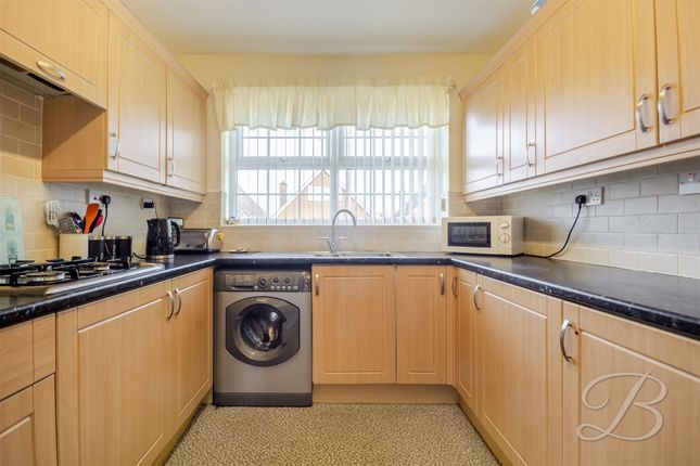 27, Rolaine Close, Mansfield photo 2