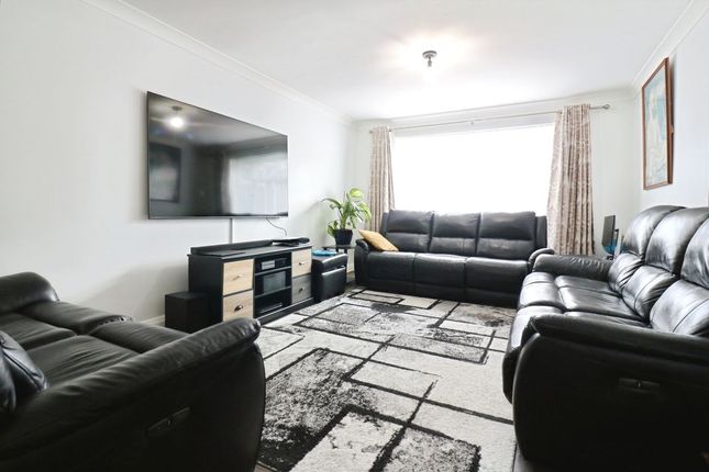 Cottesbrooke Close, Slough photo 3