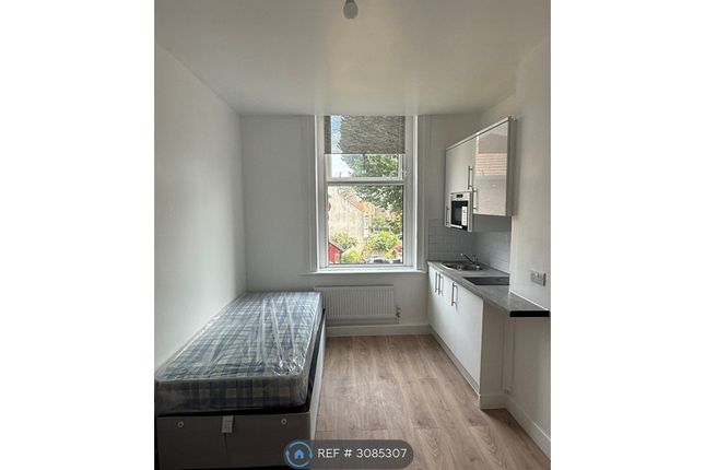 Stuart Crescent, London photo 2