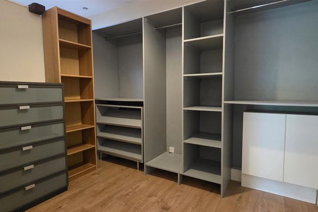 Bed1 Walk-In Wardrobe.Jpg