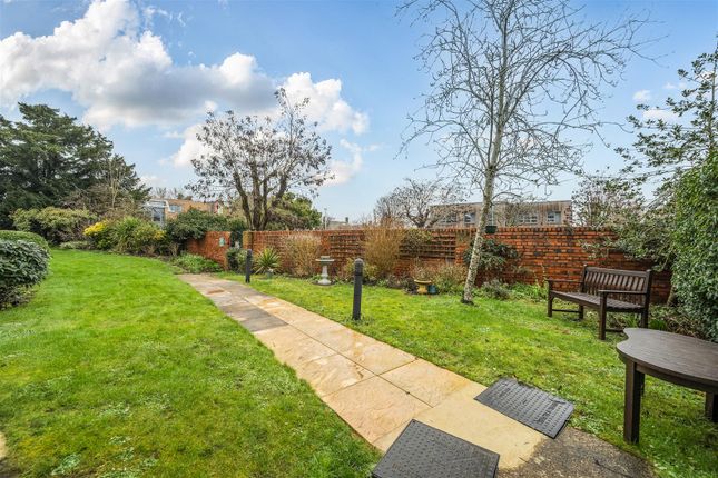 14, Betjeman Court, Wantage photo 2