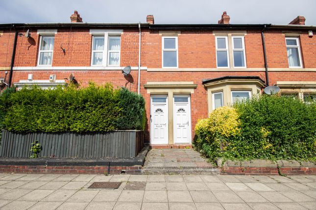 Thumbnail Flat to rent in Ravensworth Road, Gateshead, Tyne And Wear