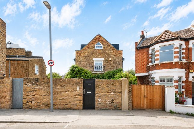 1, The Coach House, Winfrith Road, London photo 4