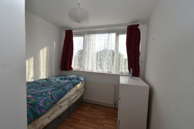 29 Chestnut Grove, WEMBLEY photo 4