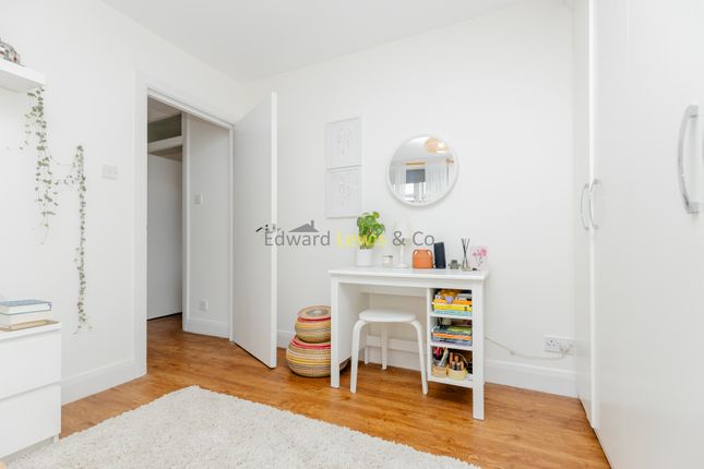 19, Fuller Close, London photo 5