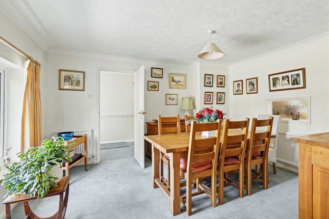 11, Broom Hill, Hertfordshire photo 3
