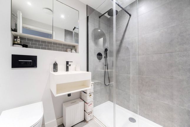 Flat 14, Nexus,, Gogmore Lane, Chertsey photo 3