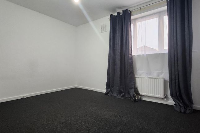 148, Springwood Crescent, Edgware photo 4