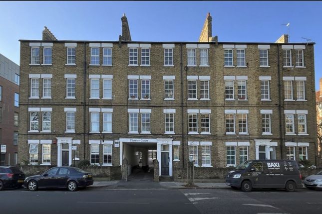 Flat to rent in Lomond Grove, London