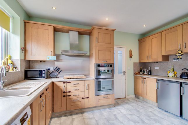 161, Wrenthorpe Lane, Wakefield photo 4