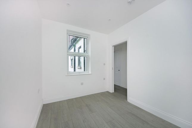 Flat 2, 70A, Northfield Avenue, London photo 4