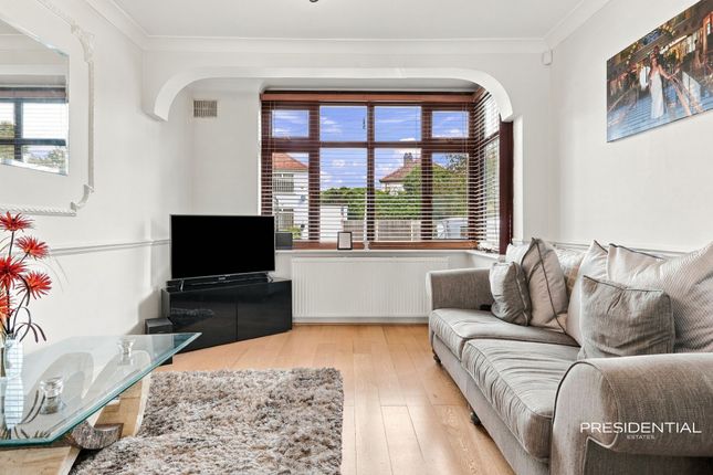 108 Belgrave Avenue, Gidea Park photo 2