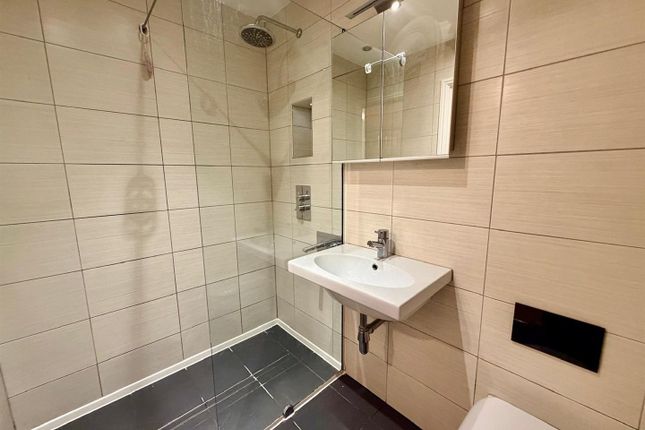 38, Whitehall Drive, Leeds photo 4