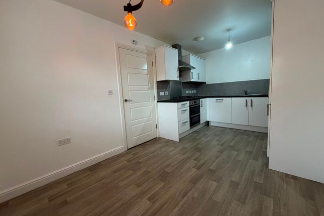 15, Lady Royd Close, BRADFORD photo 3
