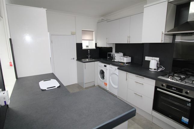 Room 5, 5, Queen Street, Pontypridd photo 3