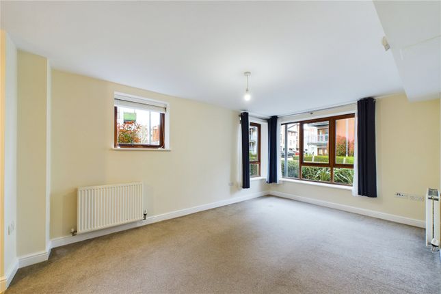 Flat for sale in Commonwealth Drive, Three Bridges, Crawley, West Sussex