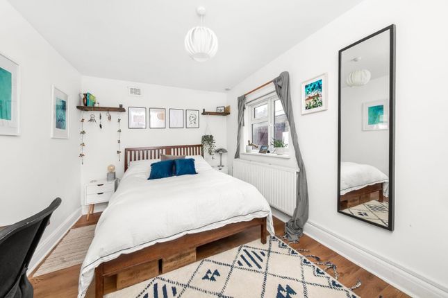Flat for sale in Meeting House Lane, Peckham, London