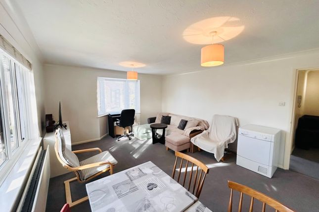 Flat 61, Redhill photo 3
