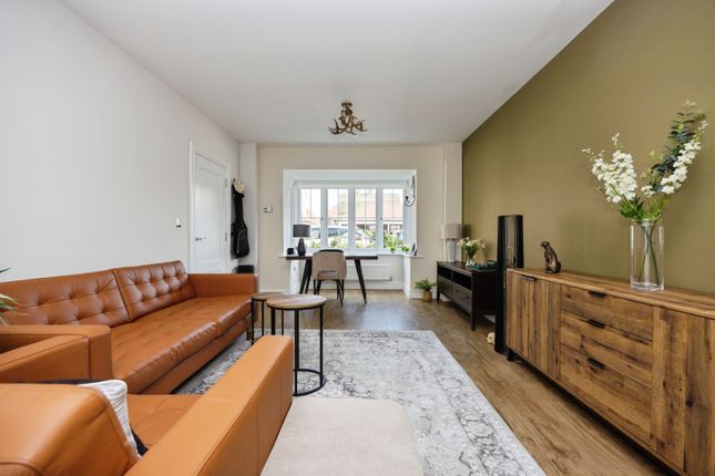 10, Charlie Close, Cranleigh photo 4