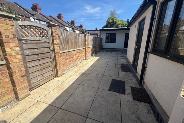 42 Granville Road, Luton photo 4
