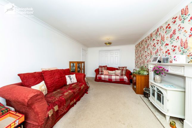 19, Clos Yr Onnen,, Carmarthen photo 3
