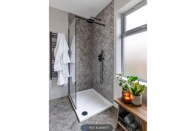 Second Floor Flat, A Kingsland Road, London photo 4