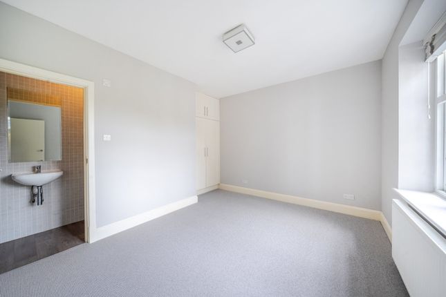 Flat 4 St James Court,, Grove Crescent, Surrey photo 4