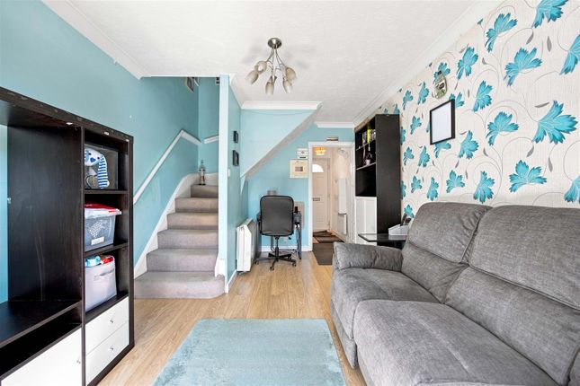 9, Robins Close, Uxbridge photo 3