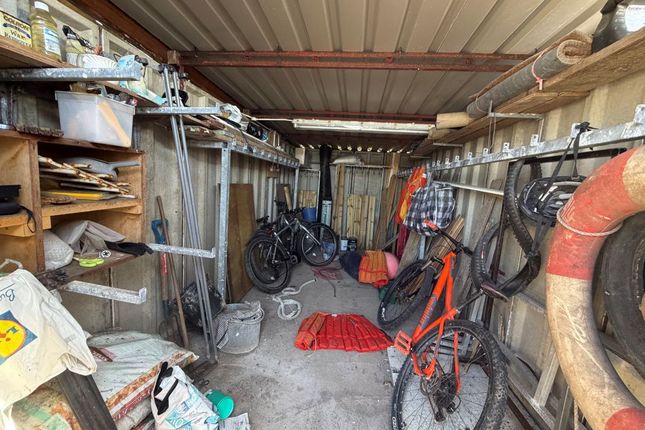 Studio house on Snack Shed, Wyre Side, Poulton-Le-Fylde, £3,000