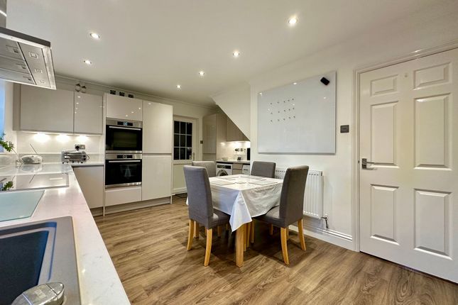 1 Coopers Drive, Billericay photo 3