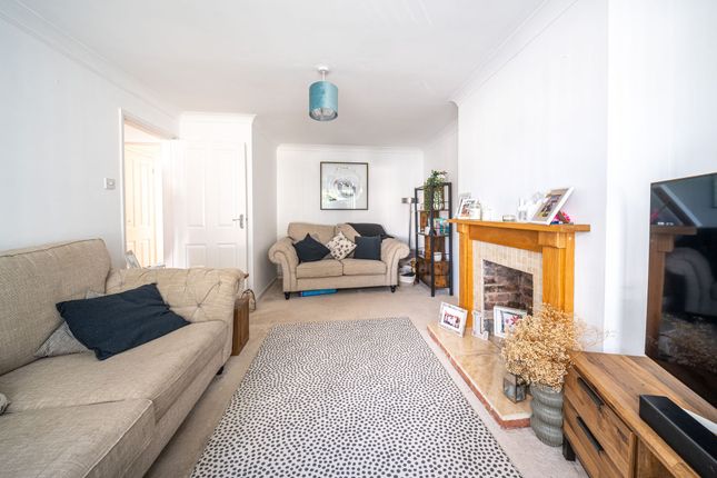 30 Latham Road, Eastleigh photo 2