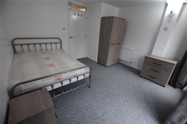 Town house to rent in Brunswick Quay, London