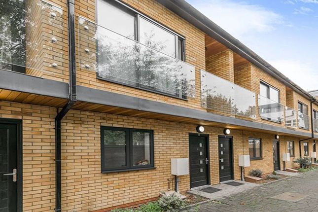 Mews house to rent in Sussex Way, London